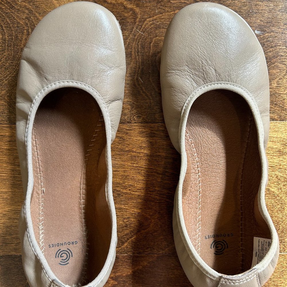 GROUNDIES lily classic leather ballet flat in Taupe Tan Neutral Barefoot Size 8
